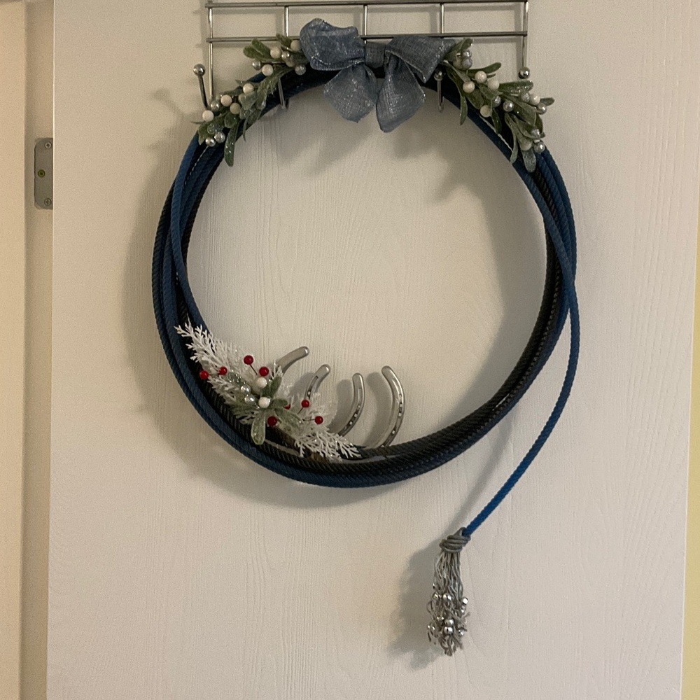 Festive Lariat Rope Christmas Wreath